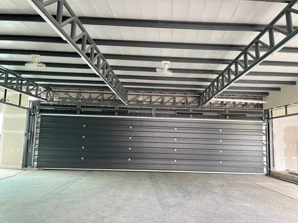 ภาพผลงานติดตั้งประตูโรงรถแบบ Standard สำหรับบ้านพักอาศัย ที่กรุงเทพมหานคร โดย OZ DOOR (2)