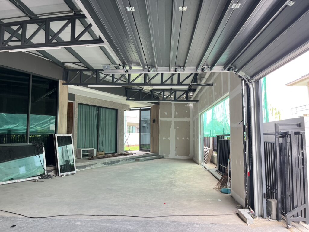ภาพผลงานติดตั้งประตูโรงรถแบบ Standard สำหรับบ้านพักอาศัย ที่กรุงเทพมหานคร โดย OZ DOOR (3)