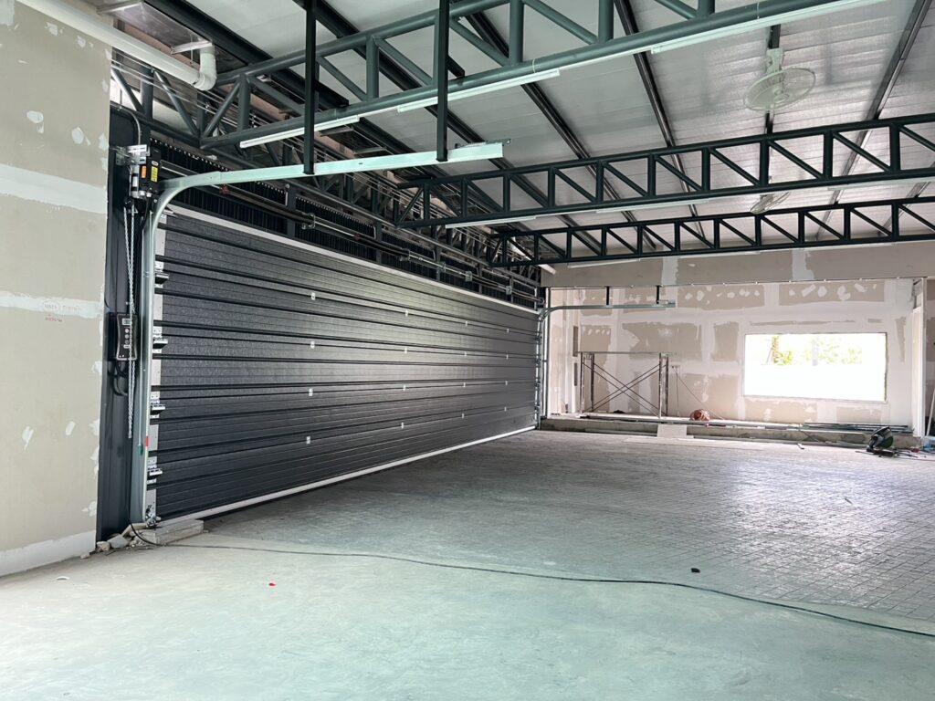 ภาพผลงานติดตั้งประตูโรงรถแบบ Standard สำหรับบ้านพักอาศัย ที่กรุงเทพมหานคร โดย OZ DOOR (5)