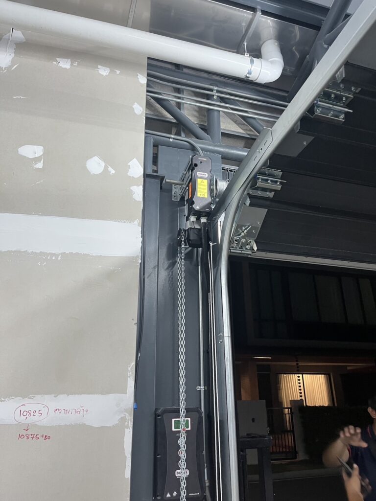 ภาพผลงานติดตั้งประตูโรงรถแบบ Standard สำหรับบ้านพักอาศัย ที่กรุงเทพมหานคร โดย OZ DOOR (8)