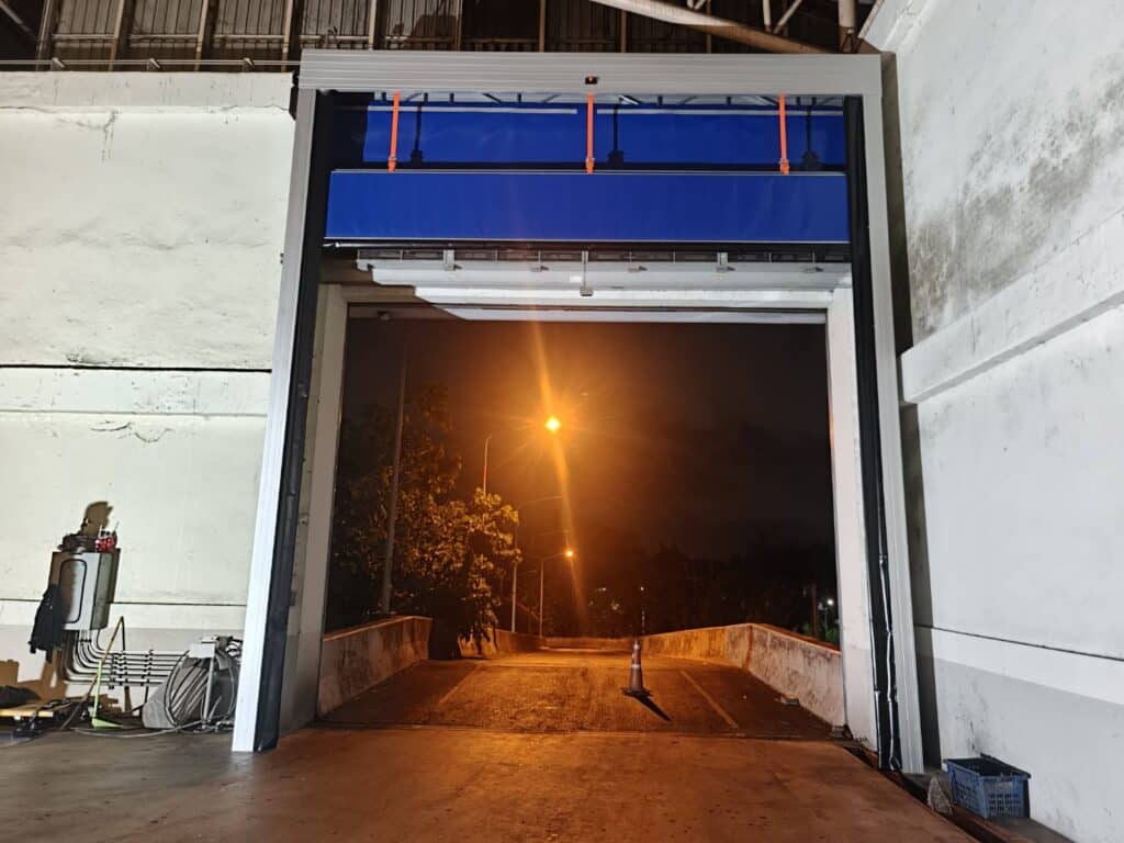 ภาพผลงานติดตั้งประตูไฮสปีด รุ่น Fold-up สำหรับพื้นที่อุตสาหกรรมเฉพาะ พื้นที่ควบคุมมลพิษ ที่กรุงเทพมหานคร โดย OZ DOOR (5)