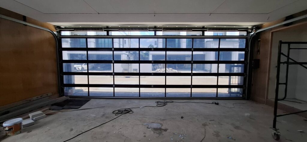 ภาพผลงานติดตั้งประตูโรงรถแบบ Full View สำหรับบ้านพักอาศัย ที่ชลบุรี โดย OZ DOOR (2)