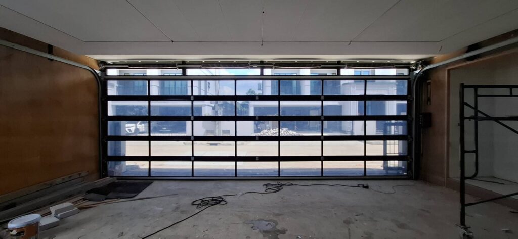 ภาพผลงานติดตั้งประตูโรงรถแบบ Full View สำหรับบ้านพักอาศัย ที่ชลบุรี โดย OZ DOOR (3)