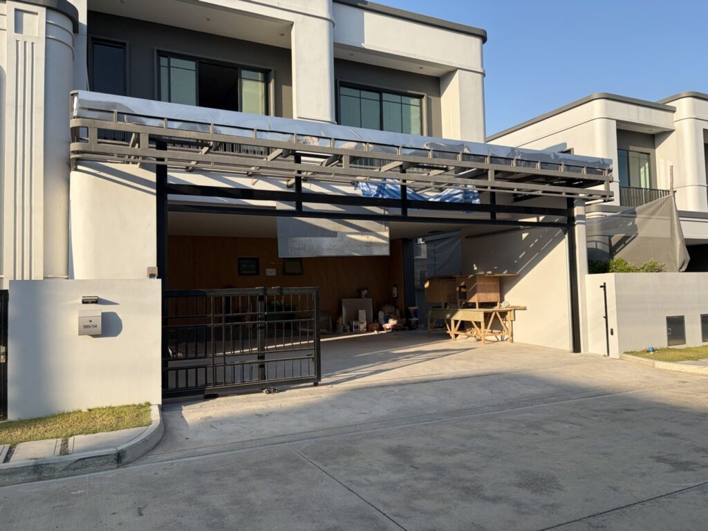 ภาพผลงานติดตั้งประตูโรงรถแบบ Full View สำหรับบ้านพักอาศัย ที่ชลบุรี โดย OZ DOOR (6)