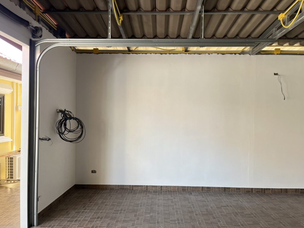 Installation photo of Full View Garage Door for Single House in Chonburi by OZ DOOR (6)