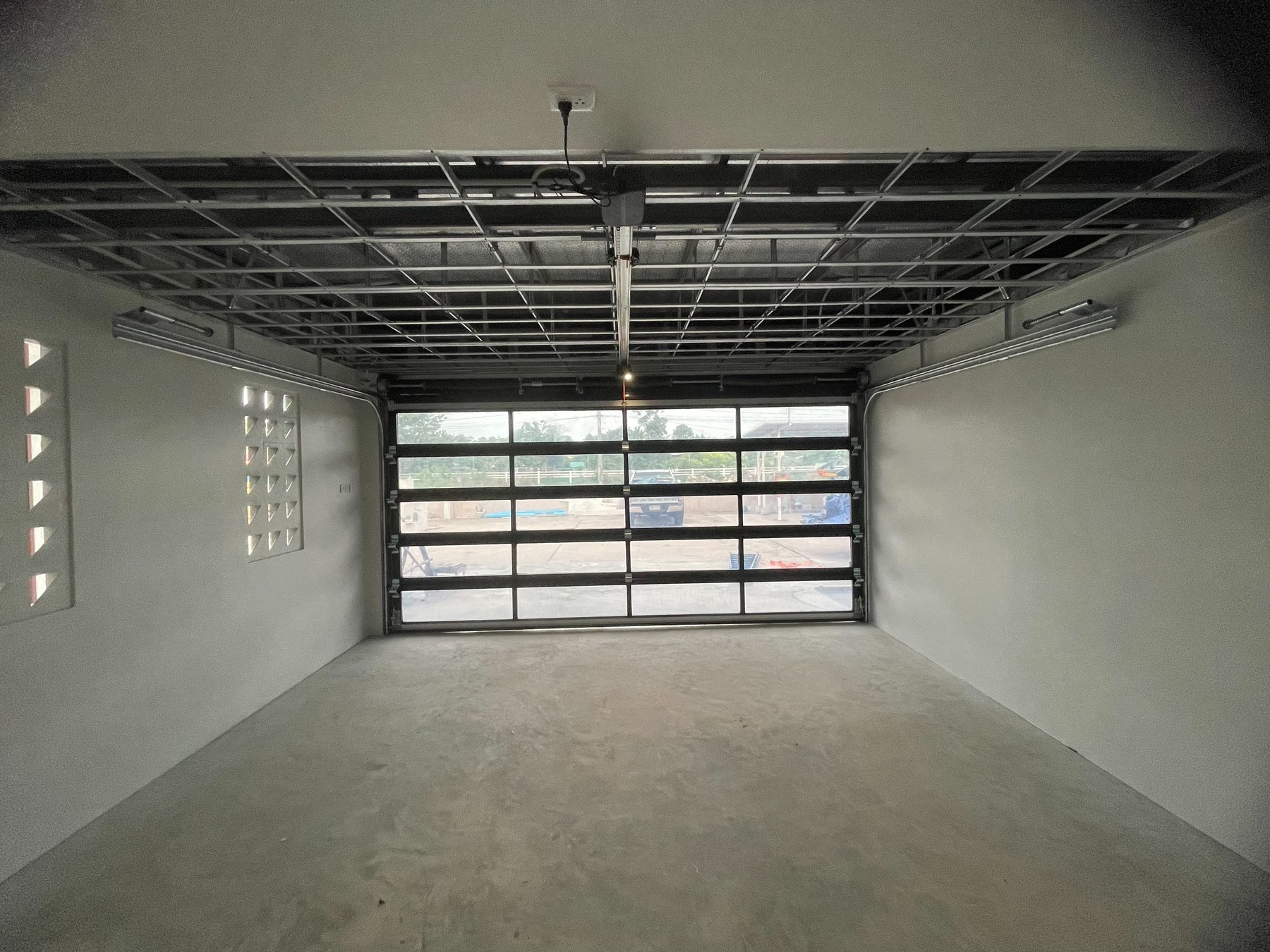ภาพผลงานติดตั้งประตูโรงรถแบบ Full View สำหรับบ้านพักอาศัย ที่สุรินทร์ โดย OZ DOOR