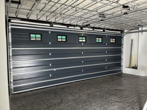 ประตูโรงรถสีเทาซาฮาร่า Sahara Grey Garage Door แบบบานทึบ พร้อมมอเตอร์ SOMMER Germany ดีไซน์โมเดิร์นสำหรับบ้านหรูและโครงการพรีเมียม