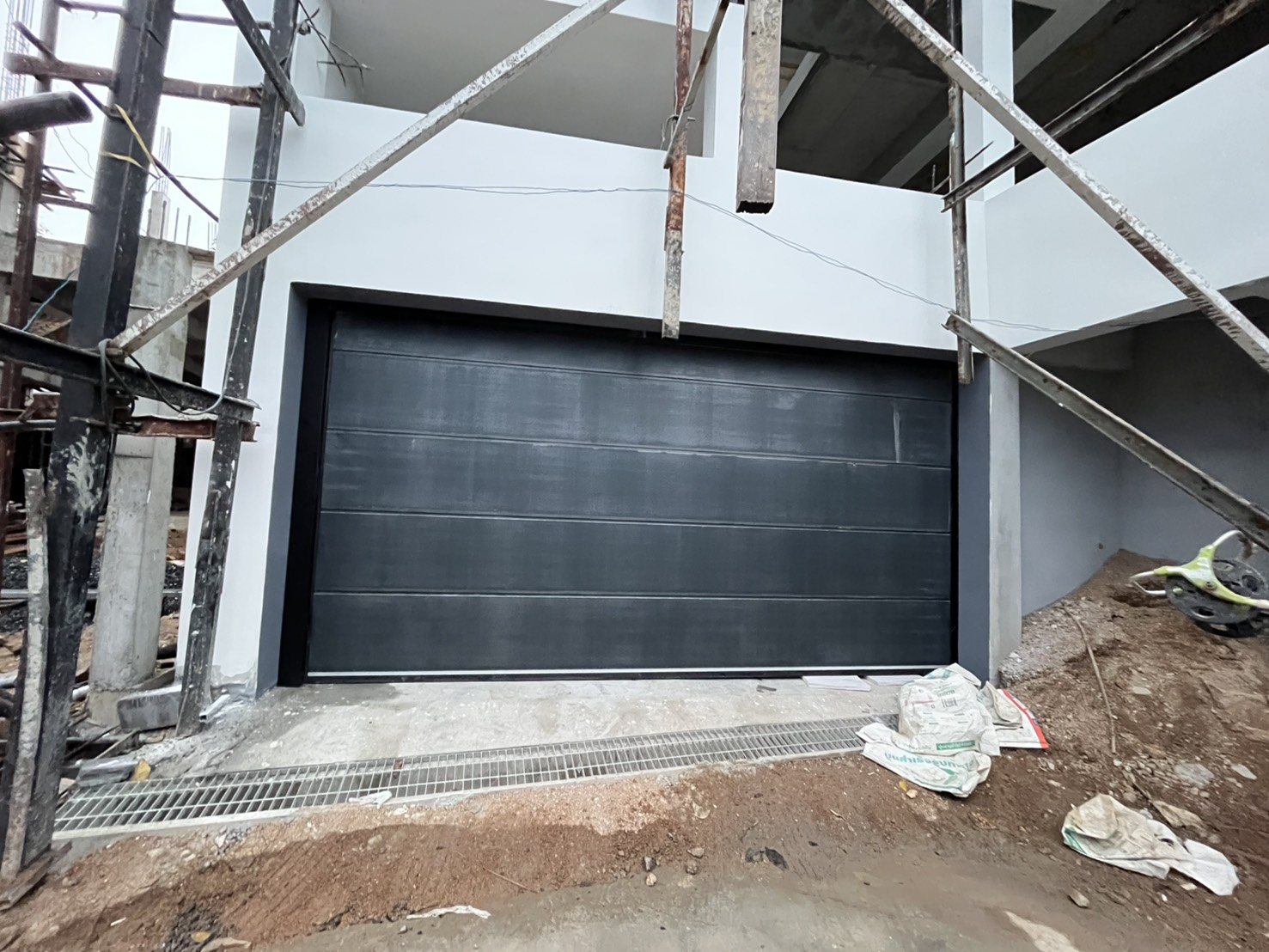 Installation photo of Standard Garage Door for Single House in Surat Thani by OZ DOOR