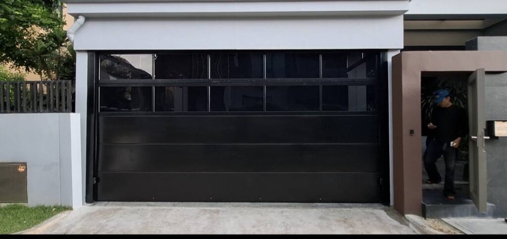 ภาพผลงานติดตั้งประตูโรงรถแบบ Full View สำหรับบ้านพักอาศัย ที่กรุงเทพมหานคร โดย OZ DOOR