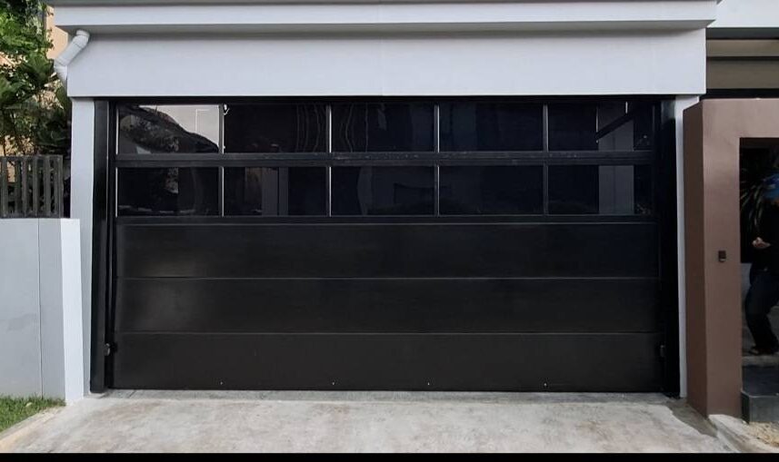 ภาพผลงานติดตั้งประตูโรงรถ สำหรับบ้านพักอาศัย ที่กรุงเทพมหานคร โดย OZ DOOR