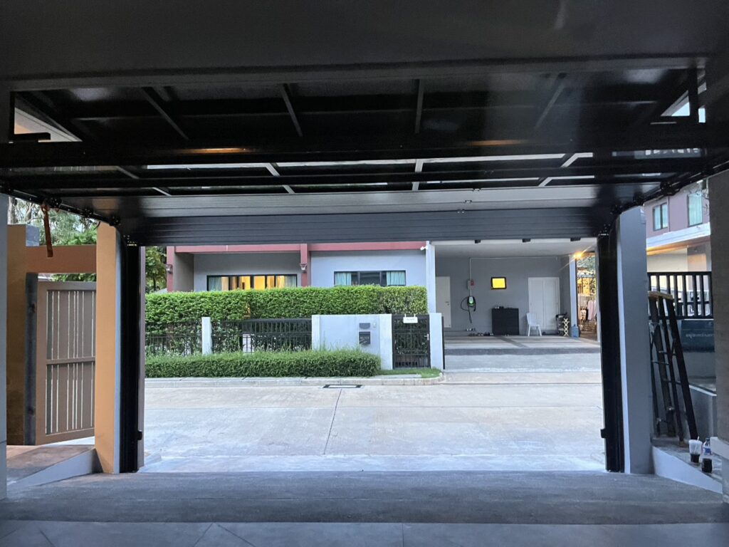 ภาพผลงานติดตั้งประตูโรงรถแบบ Full View สำหรับบ้านพักอาศัย ที่กรุงเทพมหานคร โดย OZ DOOR (2)