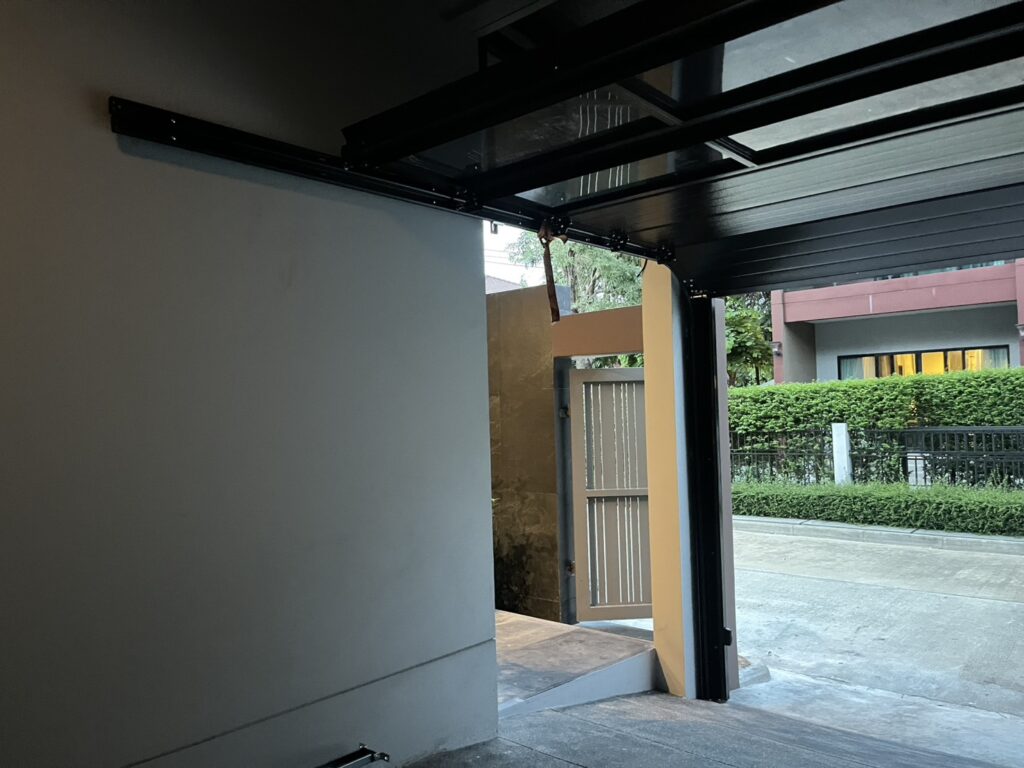 ภาพผลงานติดตั้งประตูโรงรถแบบ Full View สำหรับบ้านพักอาศัย ที่กรุงเทพมหานคร โดย OZ DOOR (3)