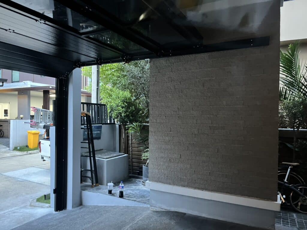 ภาพผลงานติดตั้งประตูโรงรถแบบ Full View สำหรับบ้านพักอาศัย ที่กรุงเทพมหานคร โดย OZ DOOR (4)