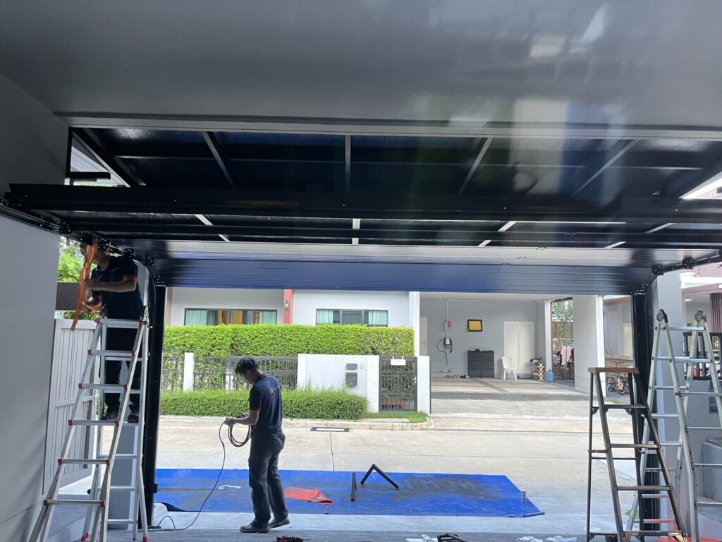 ภาพผลงานติดตั้งประตูโรงรถแบบ Full View สำหรับบ้านพักอาศัย ที่กรุงเทพมหานคร โดย OZ DOOR (6)