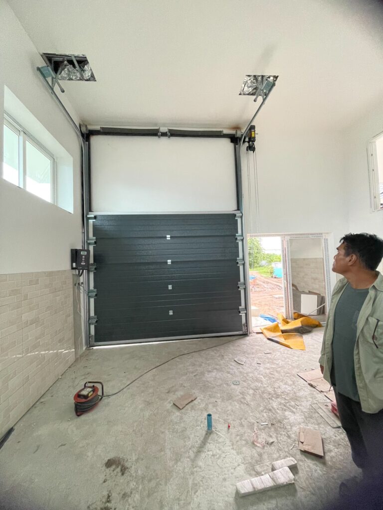 ภาพผลงานติดตั้งประตูโรงรถ สำหรับบ้านพักอาศัย ที่ตาก โดย OZ DOOR