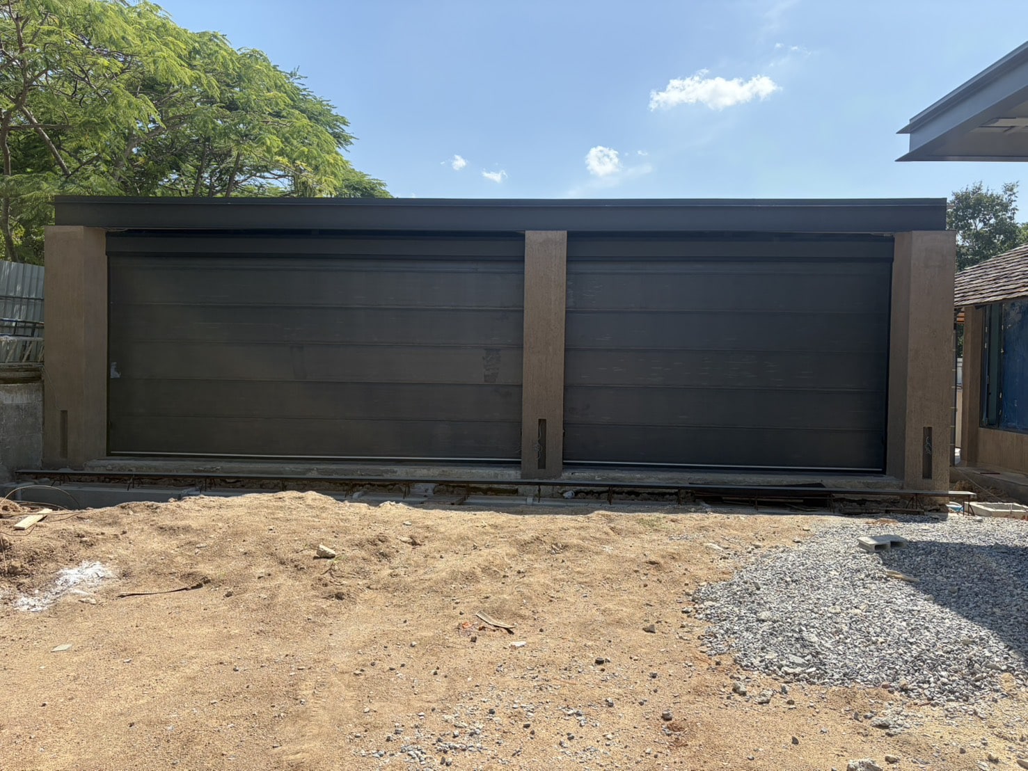 ภาพผลงานติดตั้งประตูโรงรถ สำหรับบ้านพักอาศัย ที่นครราชสีมา โดย OZ DOOR
