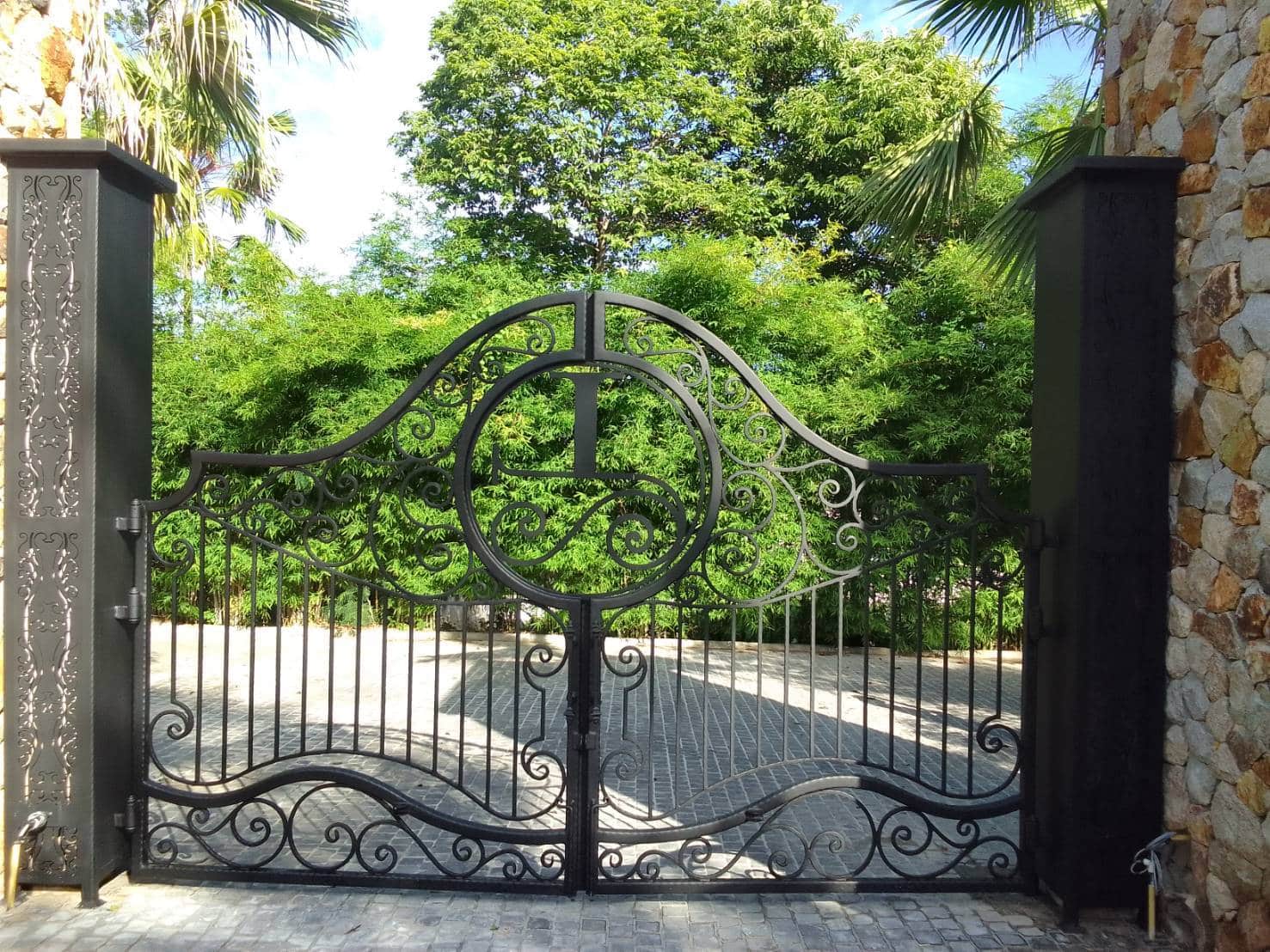 ภาพผลงานติดตั้งประตูรั้วอัตโนมัติ สำหรับบ้านพักอาศัย ที่ภูเก็ต โดย OZ DOOR
