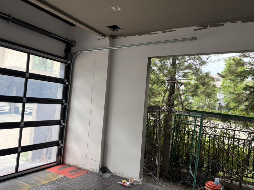 ภาพผลงานติดตั้งประตูโรงรถแบบ Full View สำหรับบ้านพักอาศัย ที่นนทบุรี โดย OZ DOOR (2)