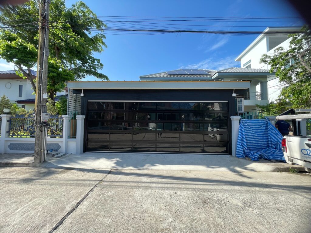 ภาพผลงานติดตั้งประตูโรงรถแบบ Full View สำหรับบ้านพักอาศัย ที่ชลบุรี โดย OZ DOOR (2)