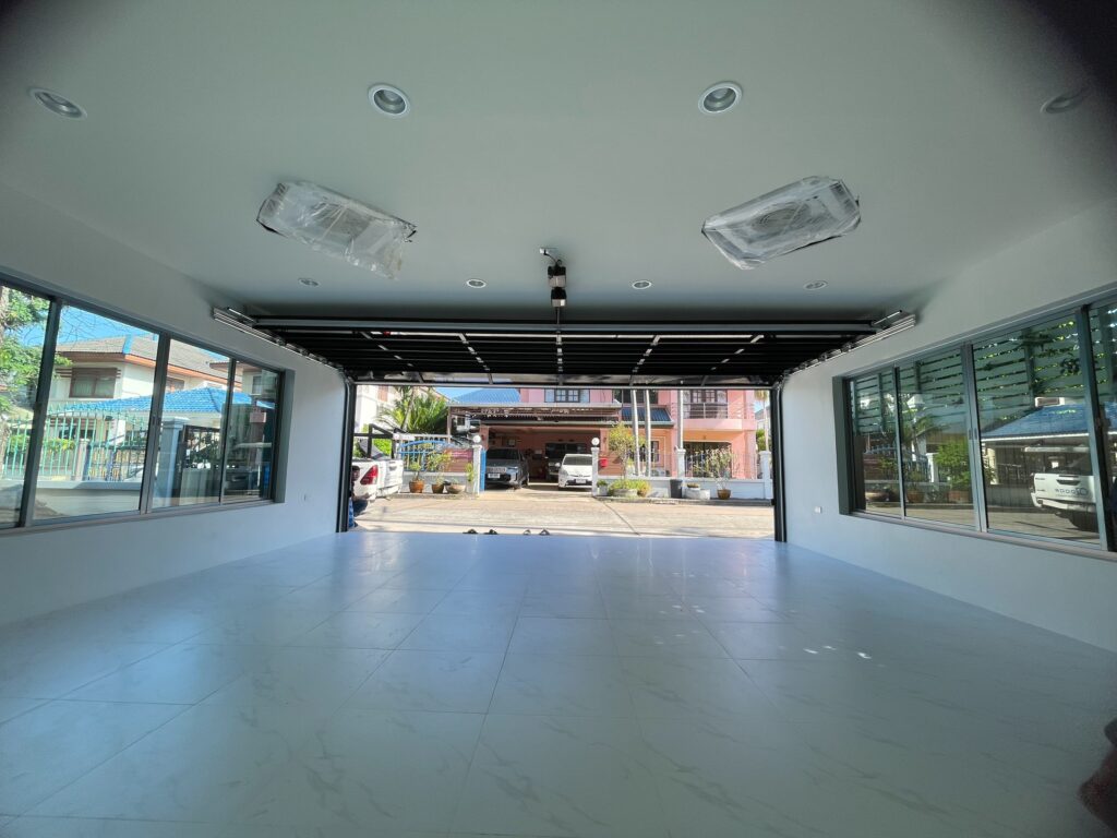 ภาพผลงานติดตั้งประตูโรงรถแบบ Full View สำหรับบ้านพักอาศัย ที่ชลบุรี โดย OZ DOOR (3)