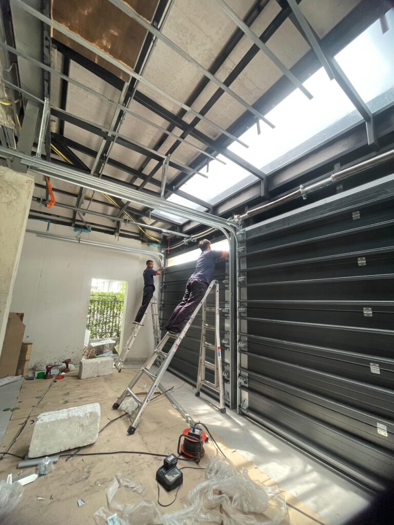 ภาพผลงานติดตั้งประตูโรงรถแบบ มาตรฐาน สำหรับบ้านพักอาศัย ที่กรุงเทพมหานคร โดย OZ DOOR (3)