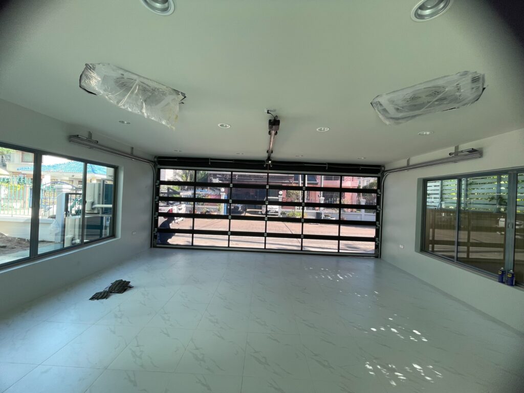 ภาพผลงานติดตั้งประตูโรงรถแบบ Full View สำหรับบ้านพักอาศัย ที่ชลบุรี โดย OZ DOOR (4)