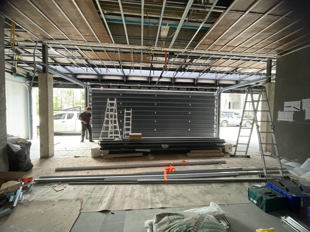 ภาพผลงานติดตั้งประตูโรงรถแบบ มาตรฐาน สำหรับบ้านพักอาศัย ที่กรุงเทพมหานคร โดย OZ DOOR (4)