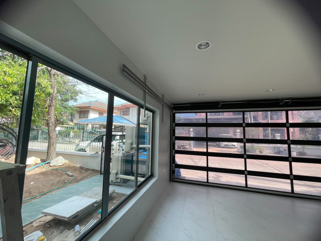 ภาพผลงานติดตั้งประตูโรงรถแบบ Full View สำหรับบ้านพักอาศัย ที่ชลบุรี โดย OZ DOOR (5)