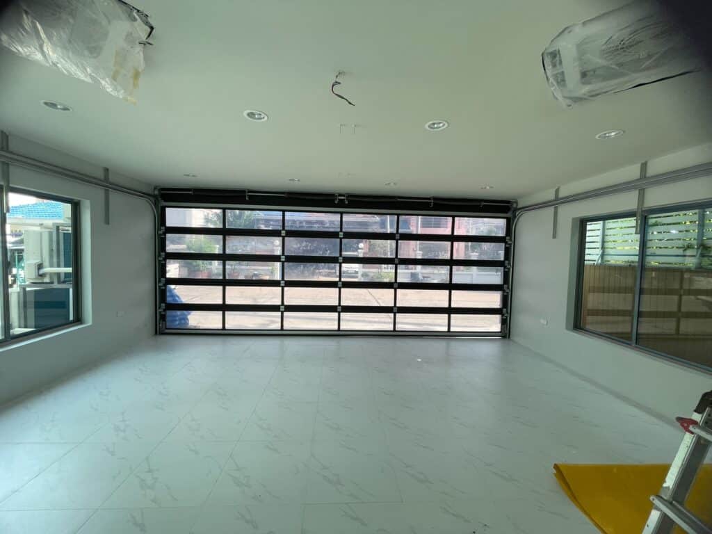 ภาพผลงานติดตั้งประตูโรงรถแบบ Full View สำหรับบ้านพักอาศัย ที่ชลบุรี โดย OZ DOOR (6)
