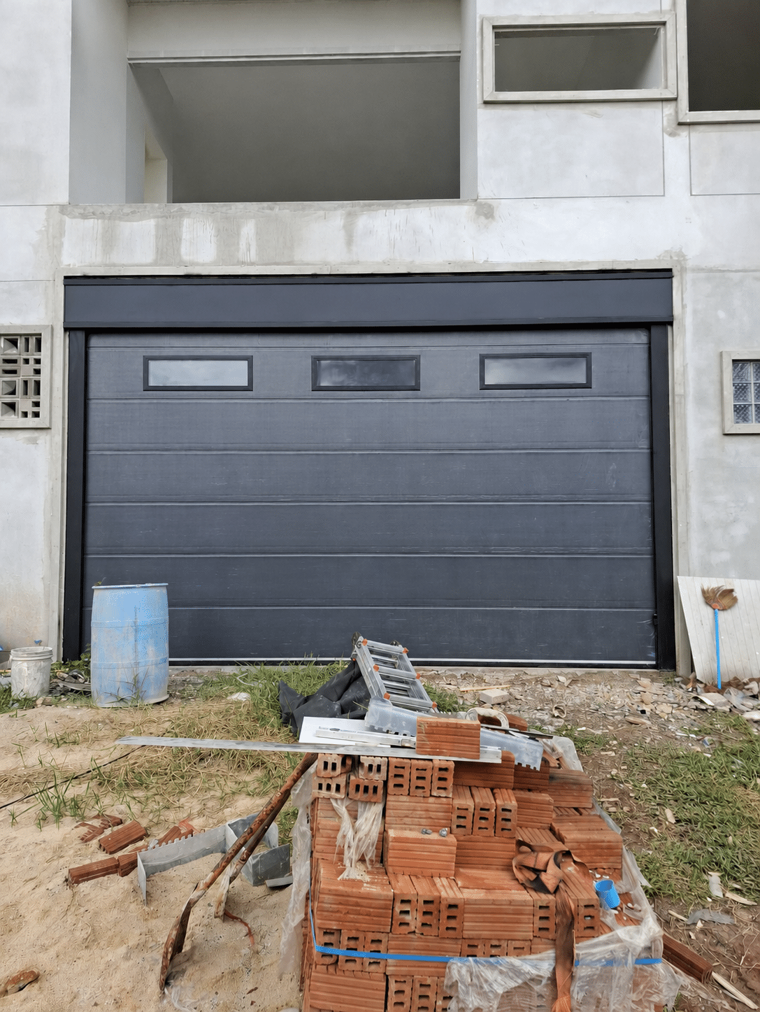 ภาพผลงานติดตั้งประตูโรงรถ สำหรับบ้านพักอาศัย ที่ชัยภูมิ โดย OZ DOOR