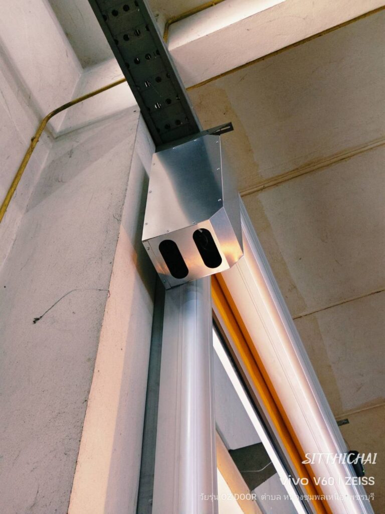 Upper hood and top of the yellow curtain