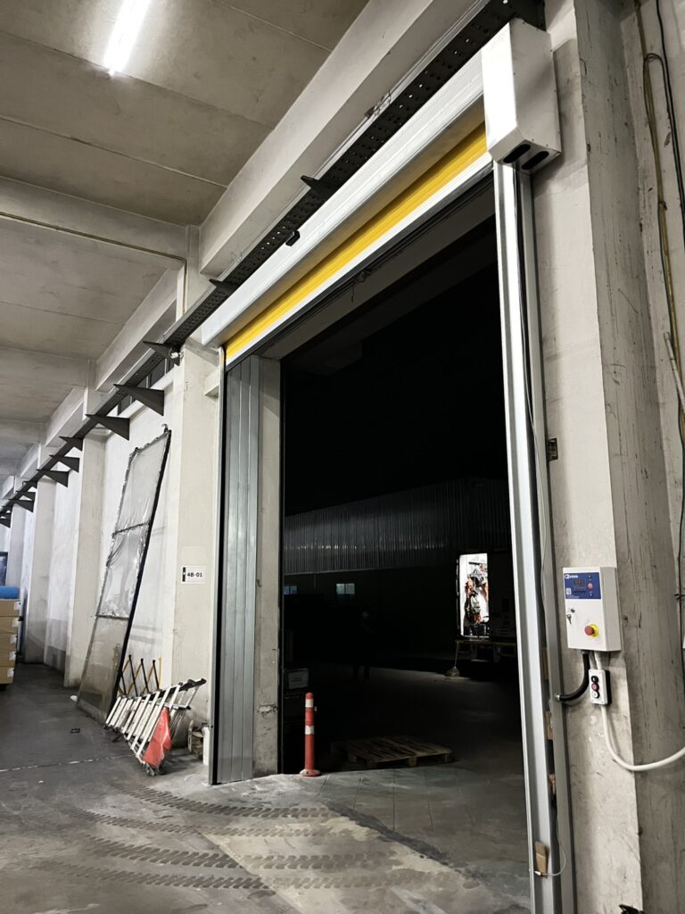 Side guide beside the warehouse opening