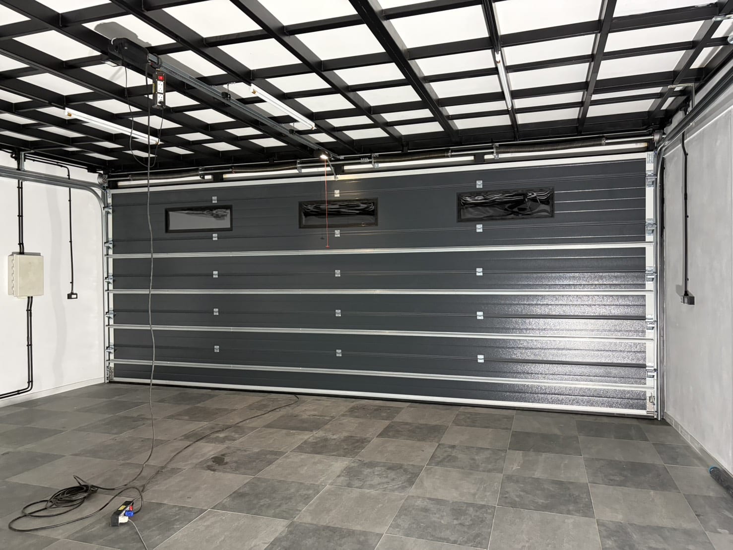 ภาพผลงานติดตั้งประตูโรงรถ สำหรับบ้านพักอาศัย ที่ระยอง โดย OZ DOOR