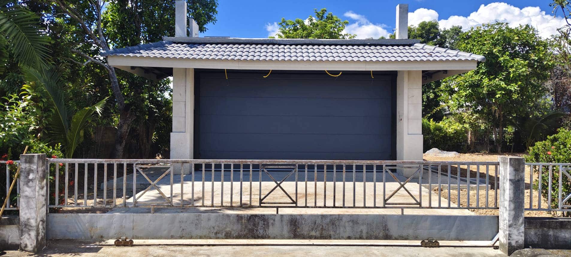 ภาพผลงานติดตั้งประตูโรงรถ สำหรับบ้านพักอาศัย ที่เชียงราย โดย OZ DOOR